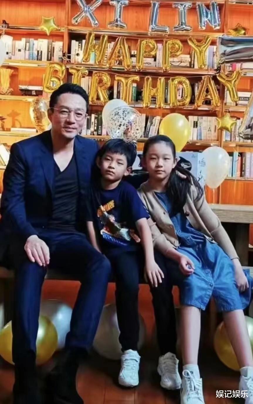 汪小菲|汪小菲公开儿女正脸，俩娃脸上无笑容，大S发火：会提告汪小菲