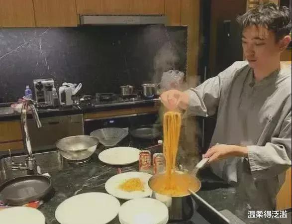 王思聪|王思聪深夜放毒在2亿豪宅里煮面,一包泡面价值580元,这太豪横了