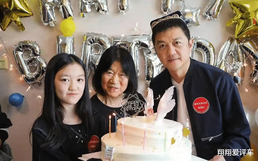 杨紫|17岁李嫣回眸照引热议,疤痕不显气场强大,网友:李亚鹏基因太强!