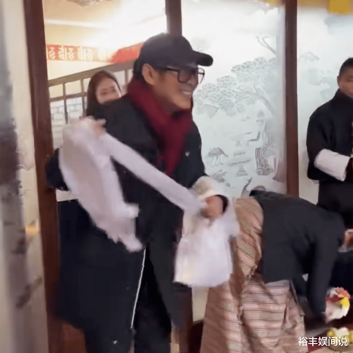 李连杰拜访大师惹争议！点头哈腰送红包，曝一家三口常说普通话