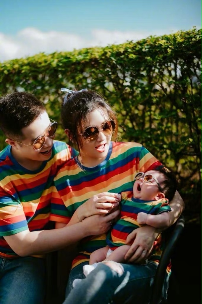 Selina晒儿子正面照庆生，一家三口首合体超温馨，自曝当妈后新癖好