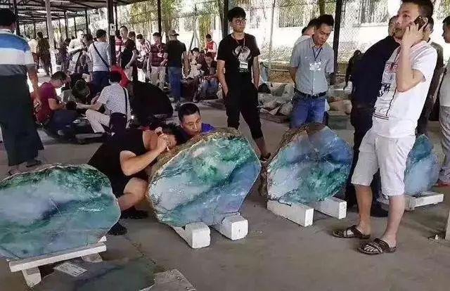 翡翠手镯|手镯胚不慎撞裂，只能锯断取戒面