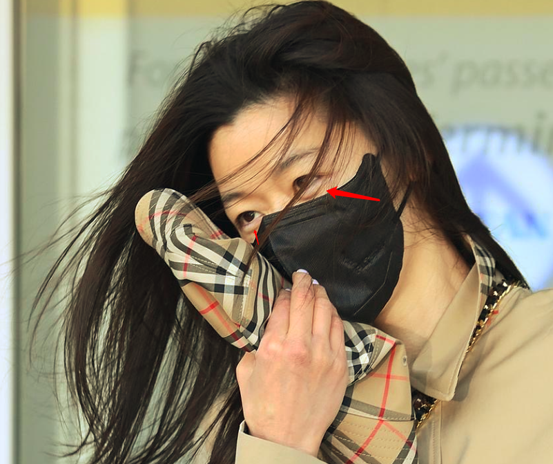 全智贤|42岁全智贤遭长枪短炮围堵！淡定走秀气场强，头发凌乱魅力不减