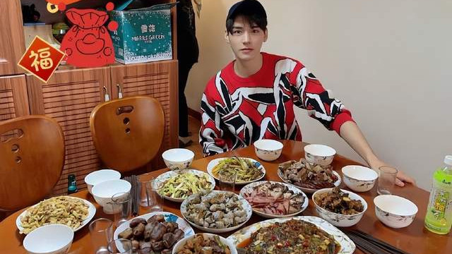 阿兰|众星年夜饭来了！杨幂饺子配蒜，孙茜晒春晚盒饭，龚俊亲自下厨