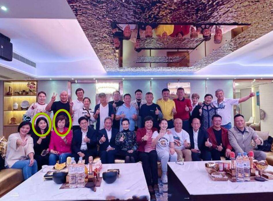 郭晶晶|霍启刚带小女儿看展,头挨着头父女情深,郭晶晶身穿皮衣气质超赞