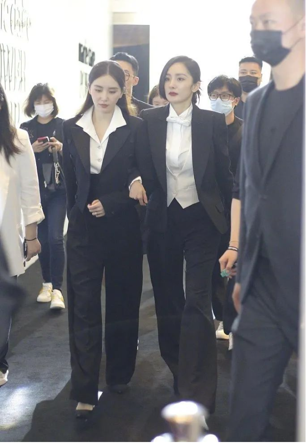 杨幂刘诗诗同框,再续友情引热议,网友:和杨颖还会做好友吗?