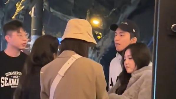 王大陆携新欢聚会，与友人谈笑风生不恋过往，女友被指不如蔡卓宜