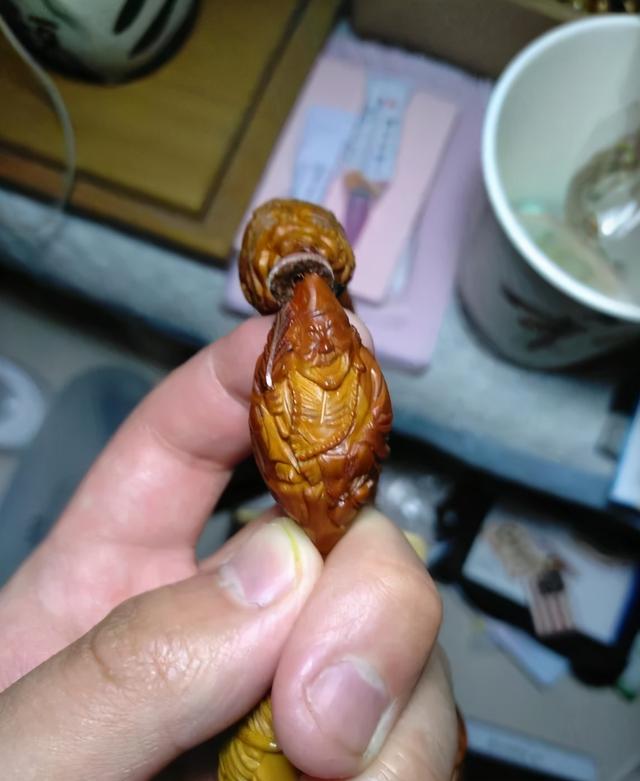 橄榄核|一条素铁核,4年被他盘的透透的!多少人看一眼,就再也忘不了