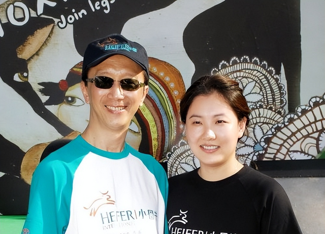 伏明霞|港媒曝伏明霞离婚,净身出户,大26岁老公梁锦松回应了