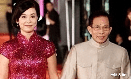 9年前刘家良去世,葬礼上哭到昏厥的娇妻,为何转身嫁进赌王家?