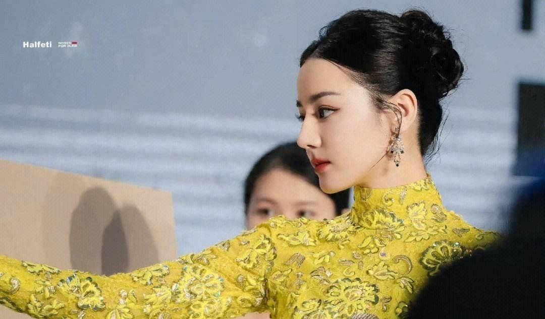 核废水后，31岁的迪丽热巴直播为日本品牌带货，搬石头砸自己的脚