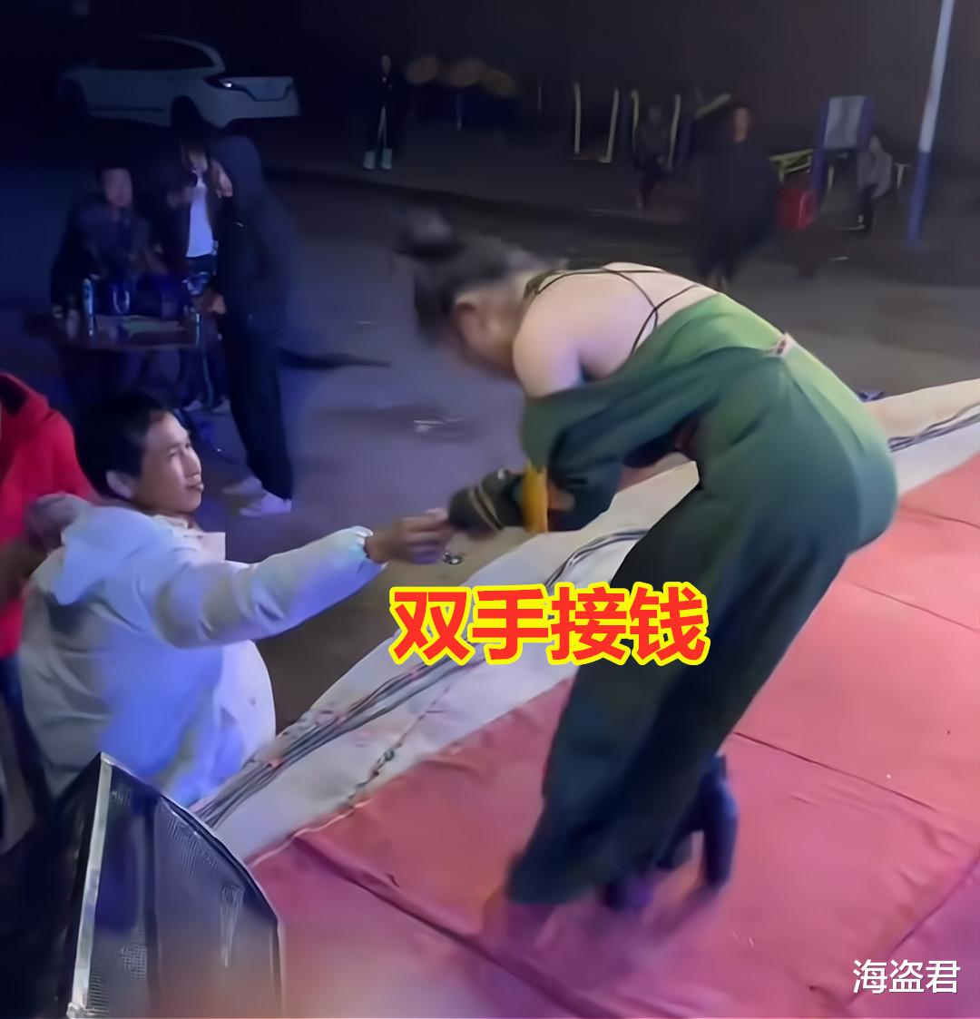 |大哥看得高兴掏钱打赏,女舞者鞠躬用双手接,网友:看得见摸得着