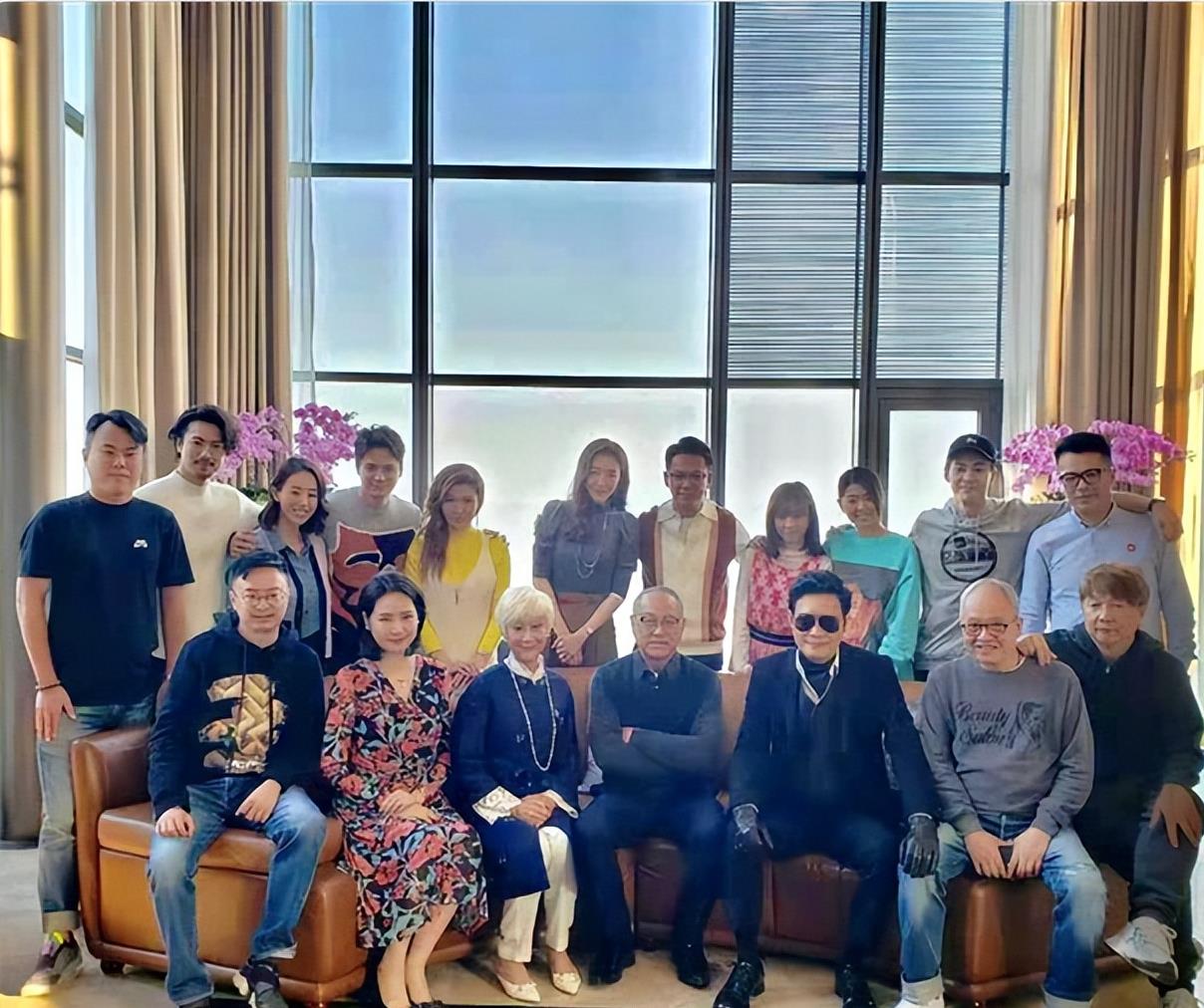 她是香港老牌女星，选美出身，自曝身家9位数，儿女都是学霸医生！