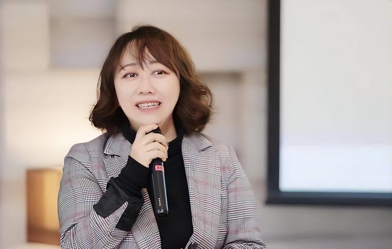 天怒人怨,靠核酸造假狂赚百亿,20多岁的张姗姗幕后家族身份揭穿