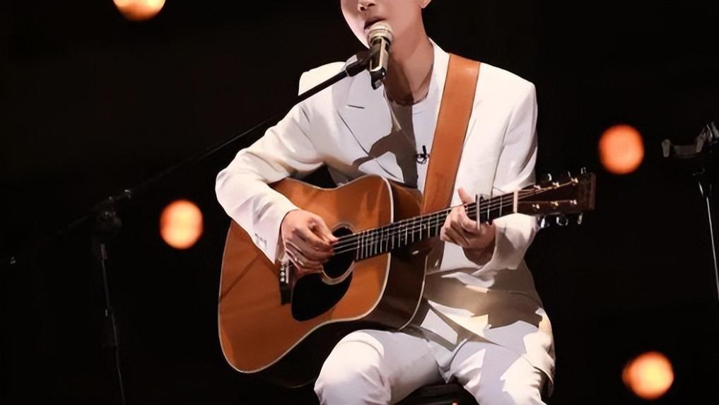 一歌成名，巅峰期为女友“被封杀”：时隔16年回归爆火，他凭什么