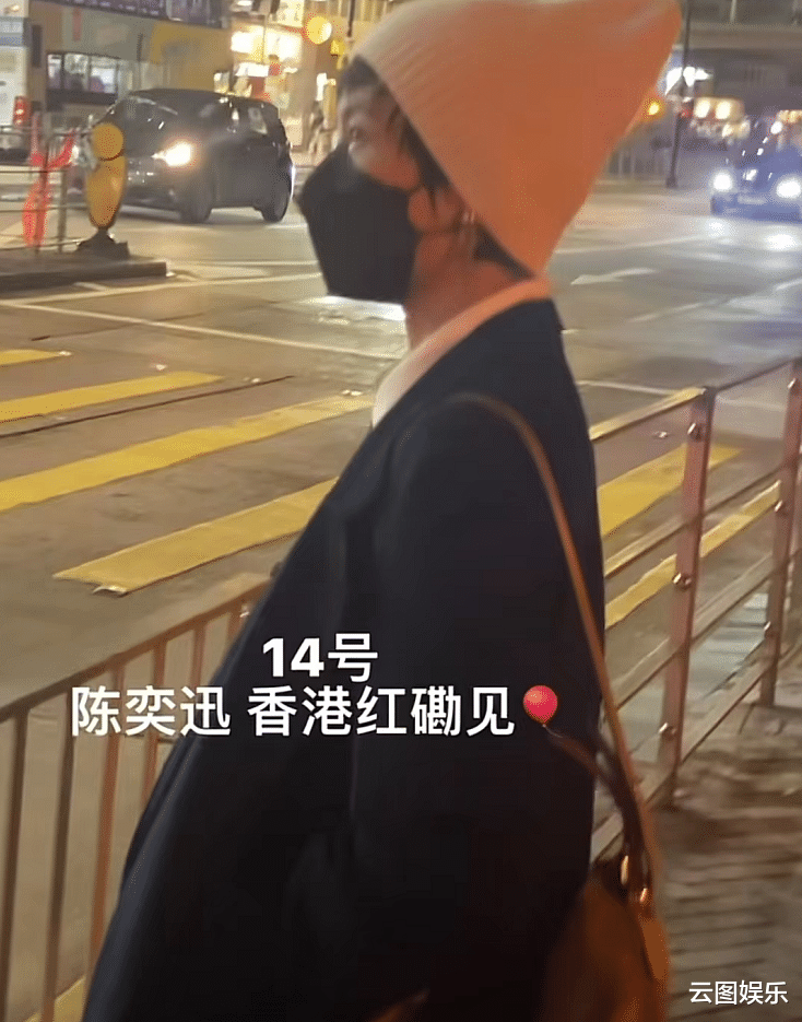 罗嘉良|罗嘉良携妻女回港过年!60岁站街头打扮朴素,已定居北京住别墅