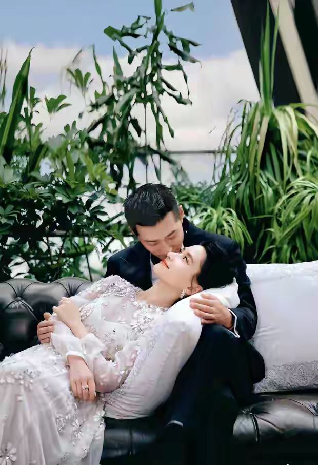 何超莲|何超莲大婚，赌王三太穿旗袍配6千万帝王翡翠出席，美得端庄大气