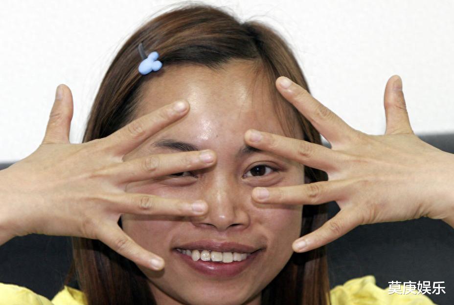 网红凤姐美国工作照曝光!发福严重面容憔悴,美甲店上班年薪百万