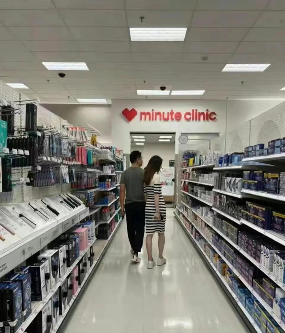 程晓玥|程晓玥待产仍折腾，出门先化妆还踩坡跟鞋，章泽天要刘强东搀扶