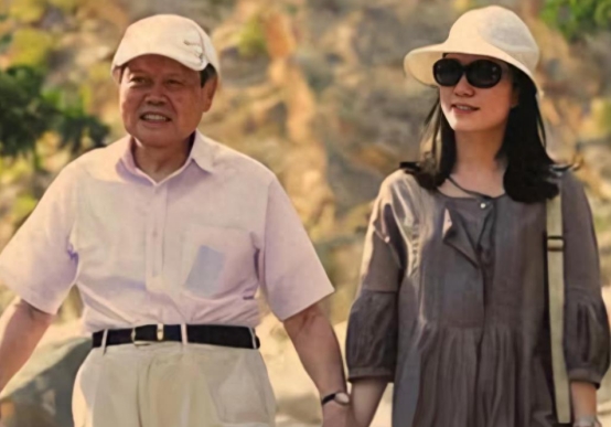 ?曝杨振宁疑病危！学术界为其祈祷，翁帆24小时悉心照料，遗产到手