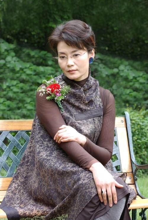 发型 60岁女人：想比同龄人更显气质，穿搭和发型是关键，看潘虹就知道