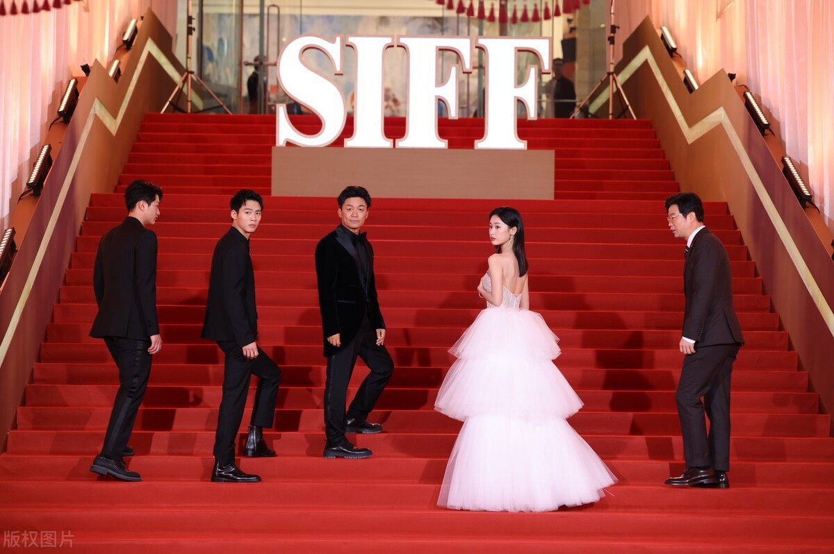 《八角笼中》夺得33项成就,引爆观影热潮!票房势不可挡!