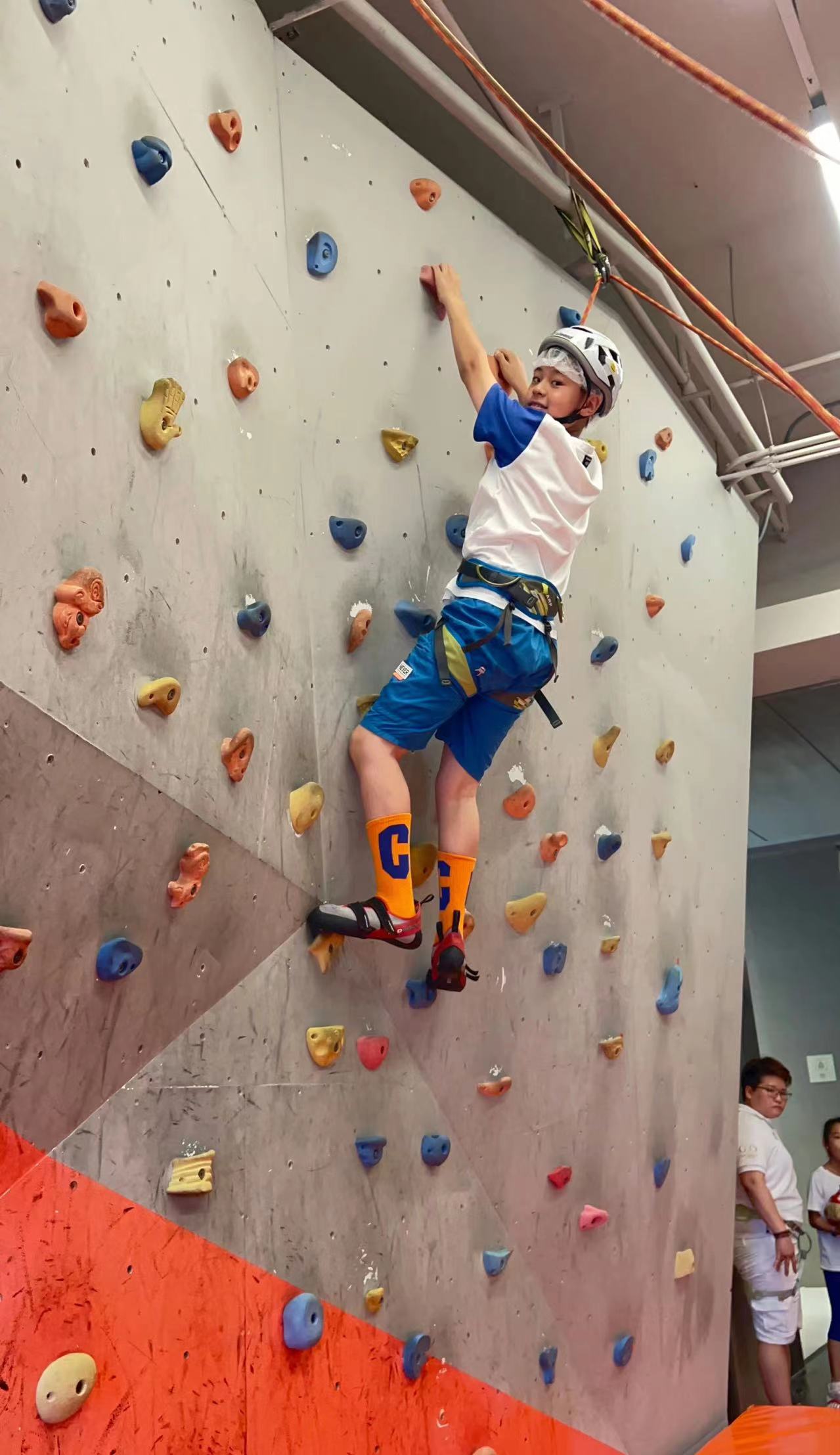 蔡国庆|蔡国庆为儿子办宴席庆生!12岁庆庆容貌大变,浓眉大眼撞脸林志颖