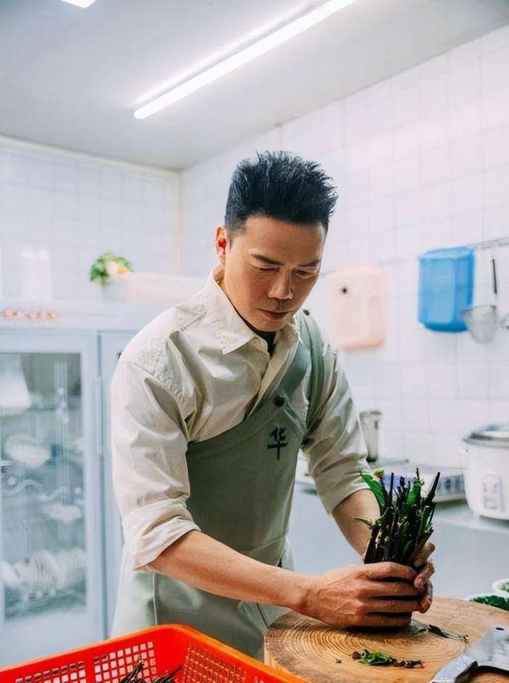 17岁出道42岁大红，帅气港星谢天华老婆不够美，人生却渐入佳境