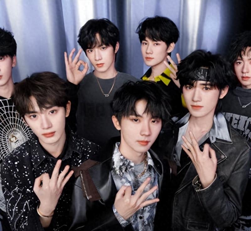 惨遭央媒怒批,目不识丁、德不配位,这几位文盲明星凭什么长红?