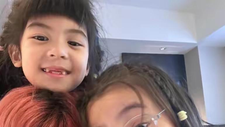 贾静雯一家五口日本游玩，女儿鼻环唇环舌环打好多，看着都好疼。