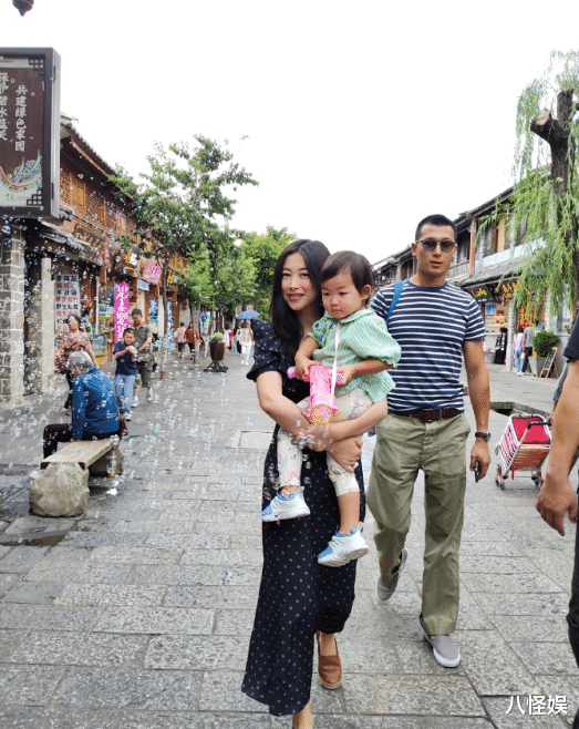 朱珠一家出游，拉着老公摆拍将2岁女儿晾一边，小珠宝表情好搞笑