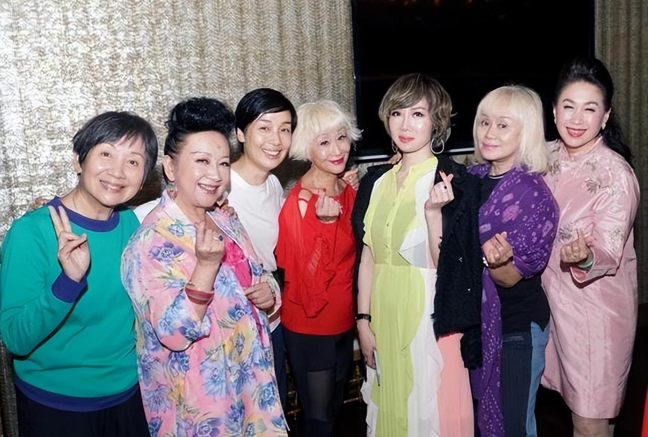 她是香港老牌女星，选美出身，自曝身家9位数，儿女都是学霸医生！