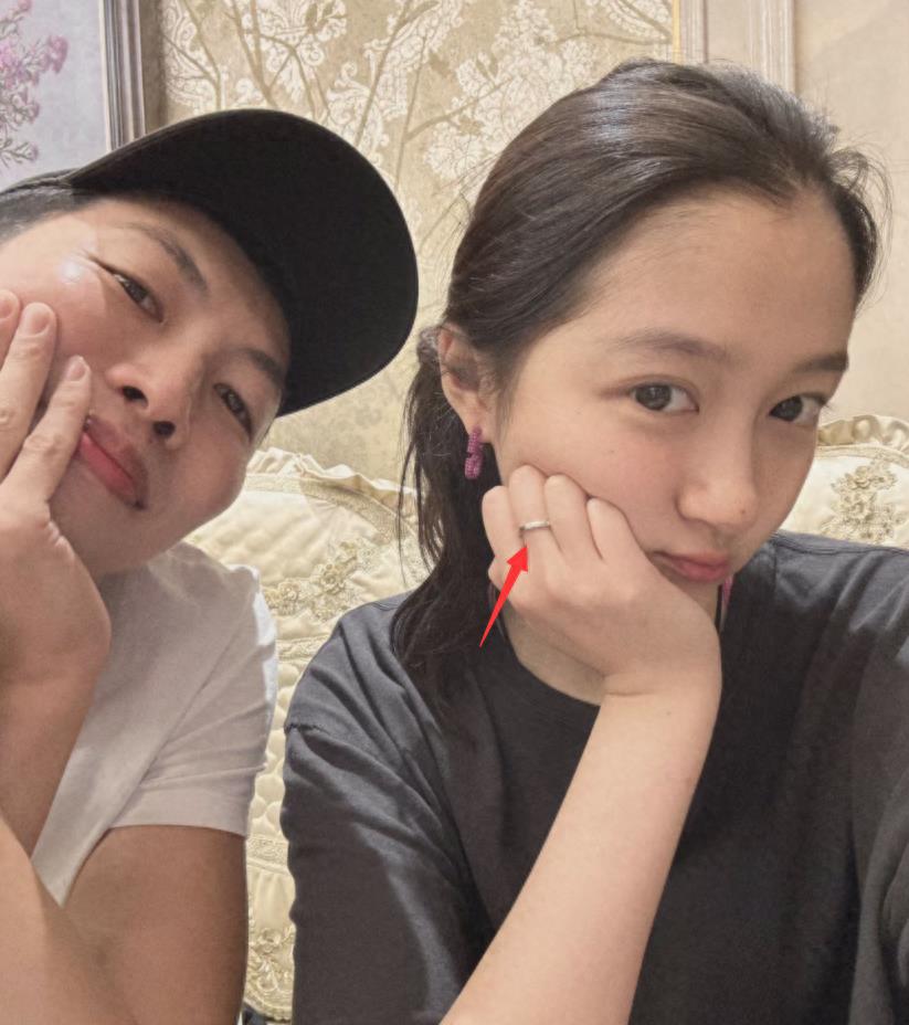 鹿晗卡点为关晓彤庆生,曝庆生现场照超浪漫,喝红酒吃3699元的蛋糕