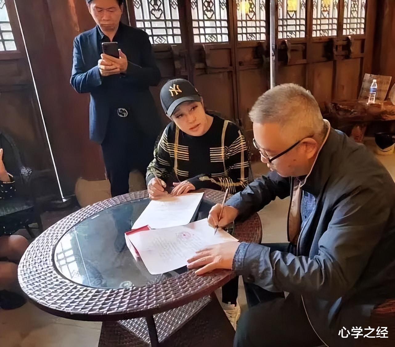 刘晓庆回老家选墓地,终于摘了假发不装嫩,网友感叹这才是真实样!