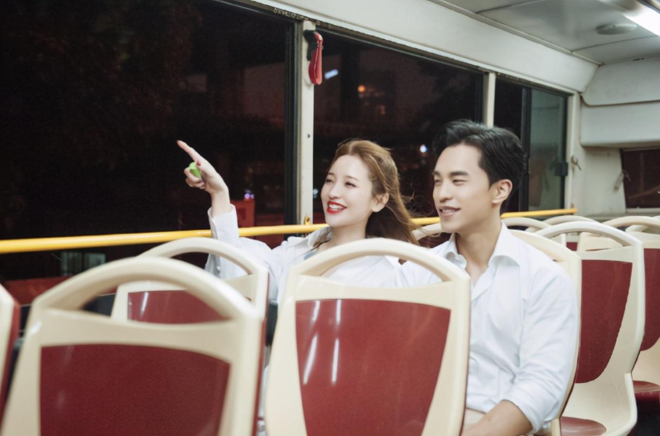 金莎约会男嘉宾盛况官宣生女,曾婉拒金莎,新婚娇妻美貌不输金莎