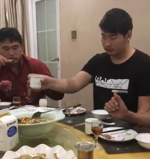 陈萌嫁入朱家两年,肚子没动静,大衣哥“奇葩”的家教害了儿子