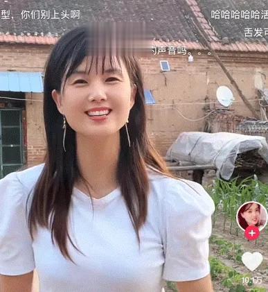 40岁大妈唱歌吸粉4000万,长得像迪丽热巴,网友却说:我上我也行