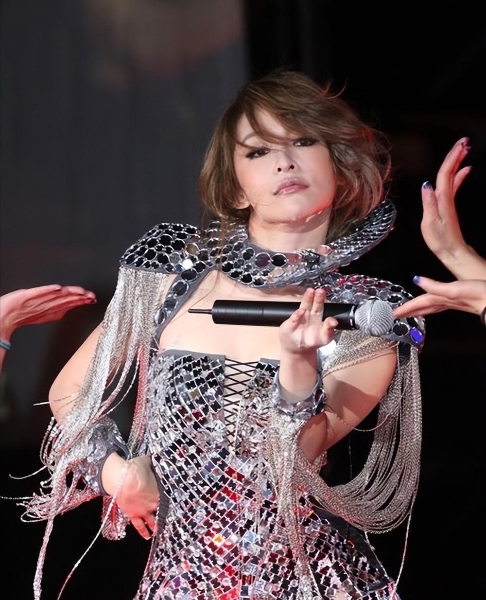 44岁萧亚轩：10亿身家，约会数百位小鲜肉，如今长相无法忍直视