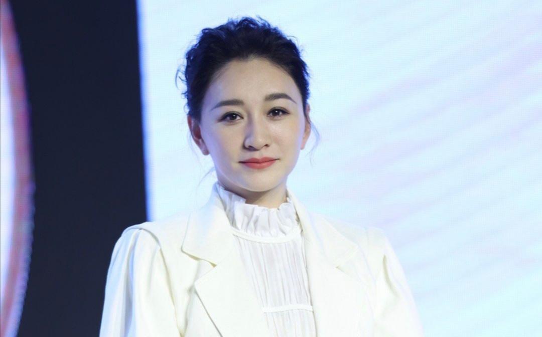 被大佬折磨4年,男友因她被砍,如今被富豪花5亿迎娶