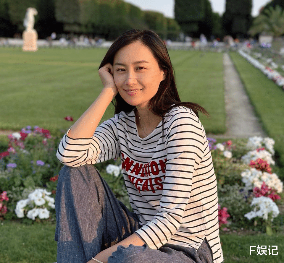 陈法拉晒和外籍老公恩爱合影 夫妻俩坐在一起烤火喝酒聊天很甜蜜