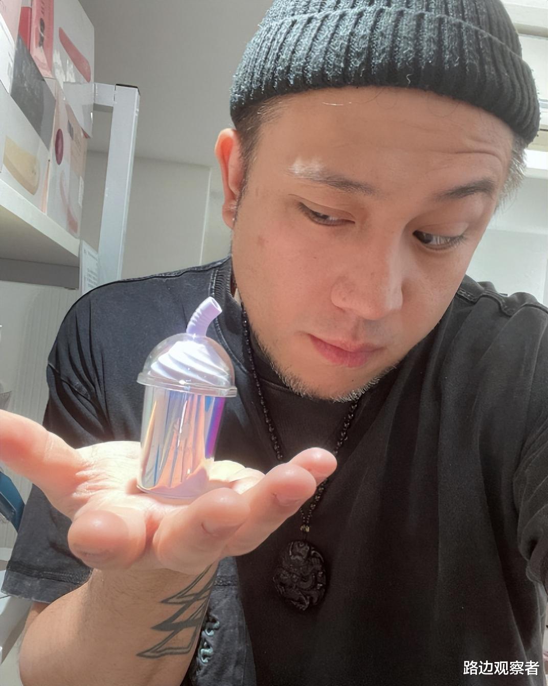 张致恒雯雯一家六口亮相街头用餐,网友纷纷点赞:太佩服!