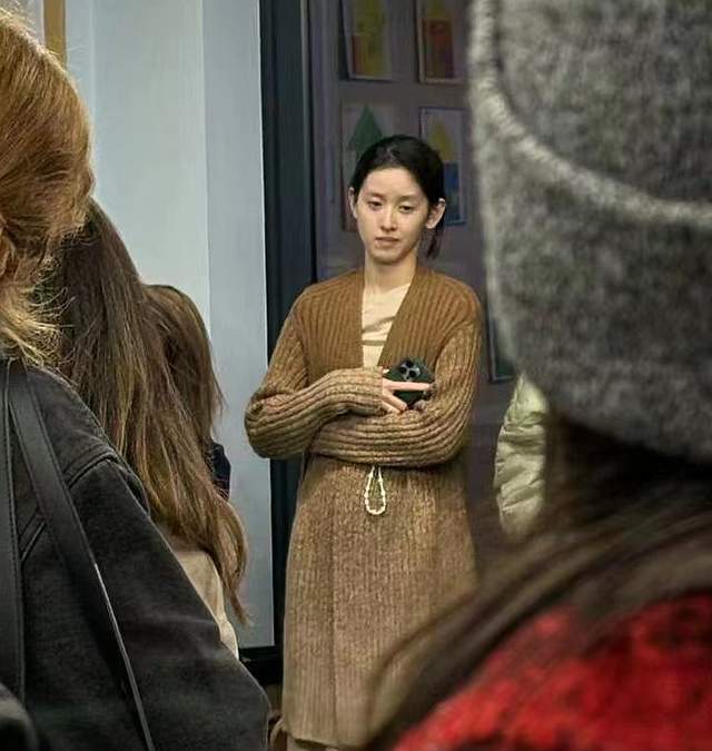 30岁章泽天伦敦露面，全素颜被路人抓拍，面容憔悴无精打采