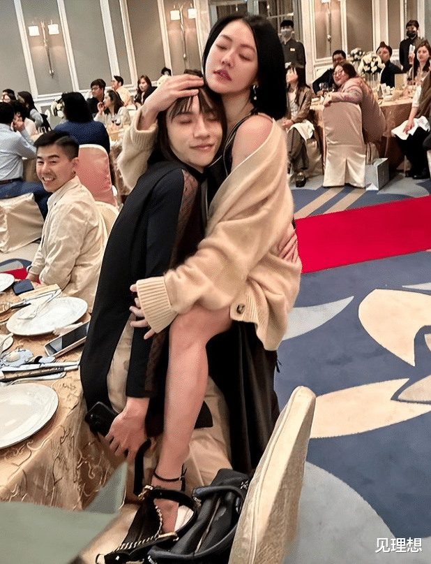 张俪|林心如健身引婚变争议!男教练摸腿扶腰显亲密,网友:第二个小S