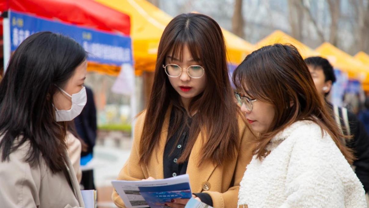 春招|7000多家大企开启春招,国家出手家长放心,学生却因门槛无奈