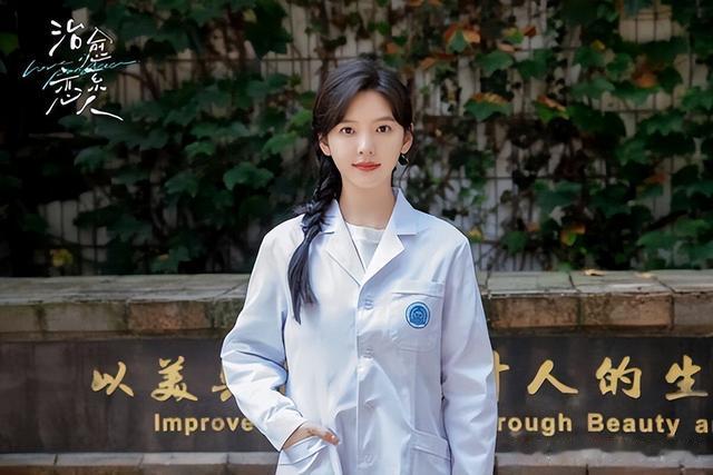 章若楠7大发型模板:秋日感低马尾、清纯系麻花辫受封国民白月光