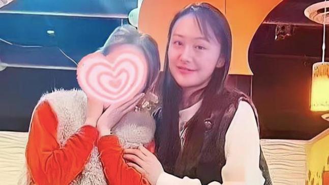 郑爽最新“丑照”曝光，不如李易峰滋润，被封杀三年后，她如今过的怎么样？