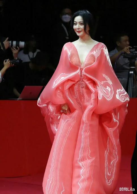 范冰冰韩国釜山电影节,“肥牛裙”解锁新时尚,42岁依旧倾国倾城