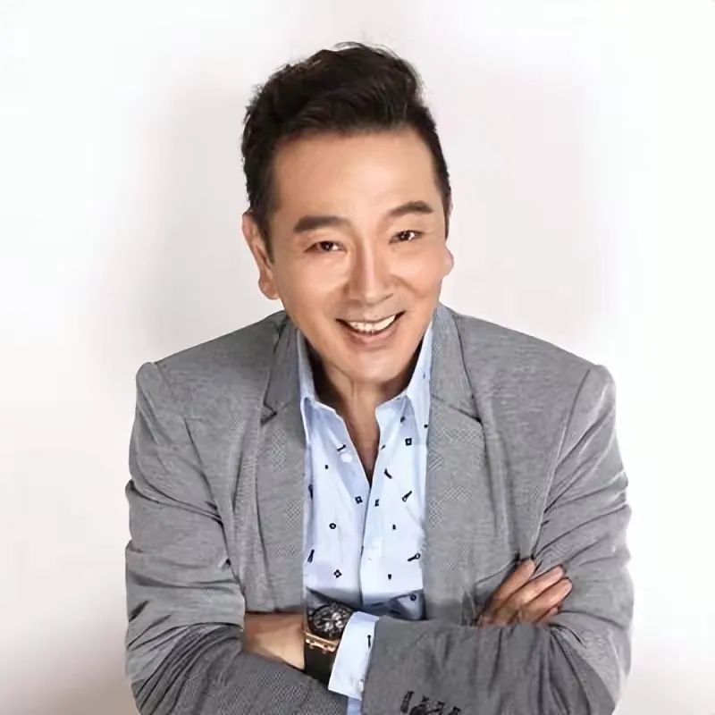 隐婚三十年零绯闻,长期吃剩饭菜,一件衣服穿35年,却因直播被骂哭