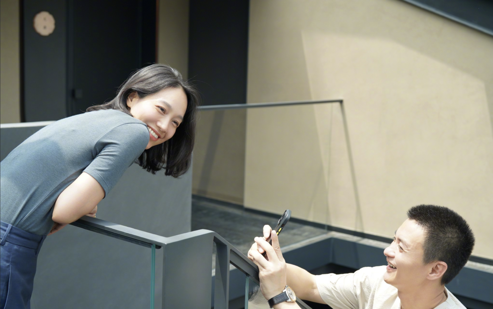 朱丹42岁生日晒全家福,儿女陪伴两侧,周一围化身迷弟笑容宠溺