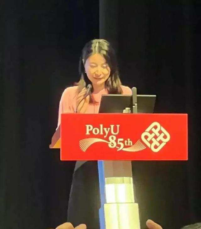 招聘|郭晶晶随便打扮就很美!粉衬衫配黑裙简约高级,现身名校被追捧